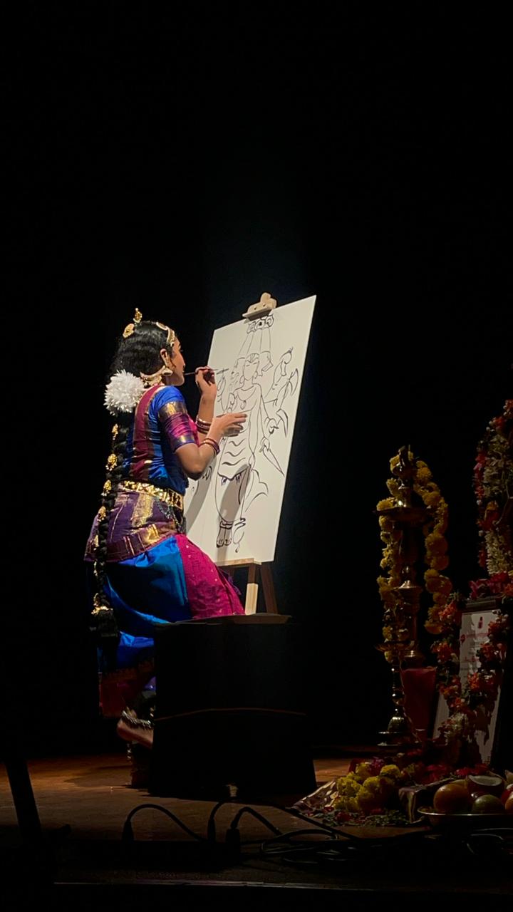 பரதம் ஆடிக்கொண்டே ஓவியம் வரைந்து அசத்தும் கல்லூரி மாணவி மேக்னா உன்னிகிருஷ்ணன்!