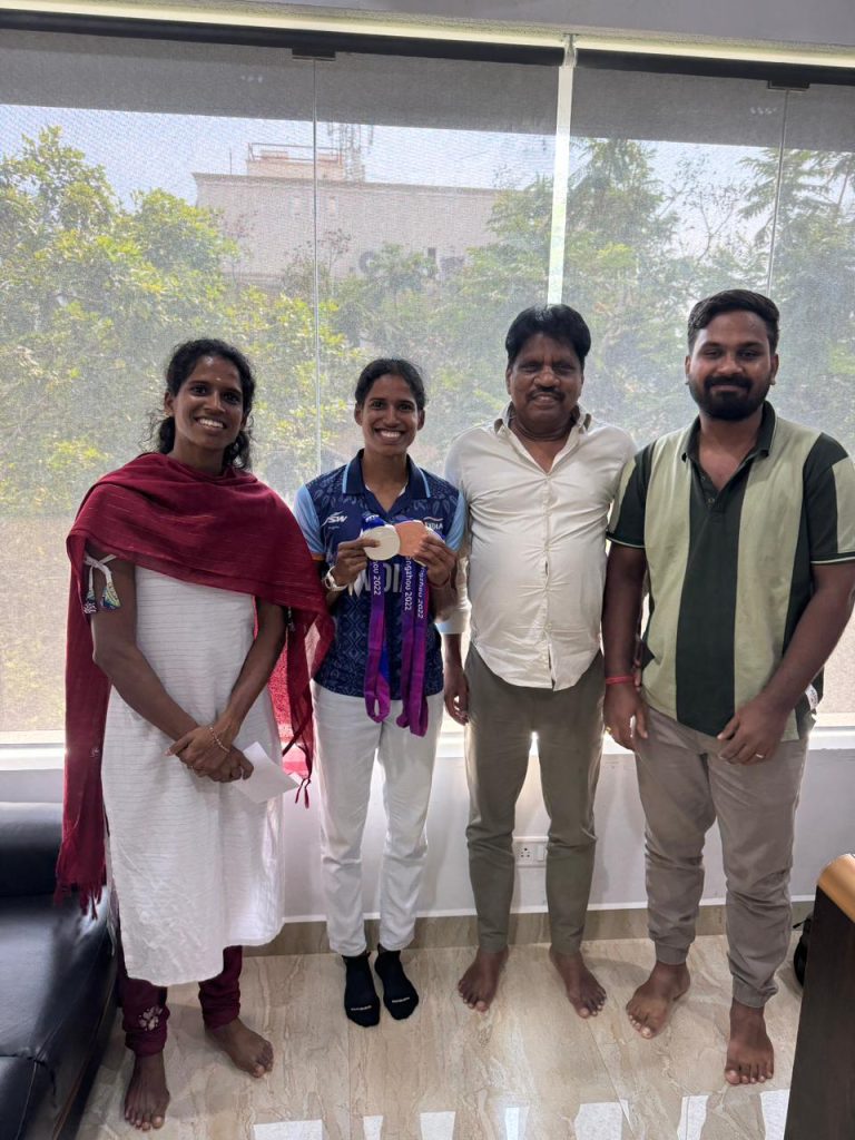 ஆசிய விளையாட்டுப் போட்டிகளில் பதக்கங்கள் வென்ற நித்யா, வித்யா இரட்டையர்களை அழைத்துப் பாராட்டி, உதவி வழங்கி ஊக்குவித்த ‘ரெட் ஜெயன்ட் மூவிஸ்’ செண்பகமூர்த்தி!