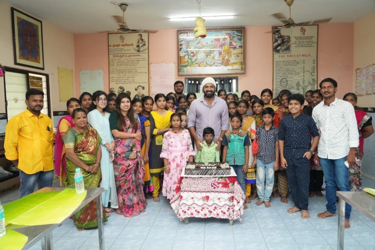 பிறந்தநாளில் ரசிகர்களுடன் இரத்ததானம் செய்த அருண் விஜய்! ஆதரவற்ற பிள்ளைகளுக்கு உணவு பரிமாறி உற்சாகம்.