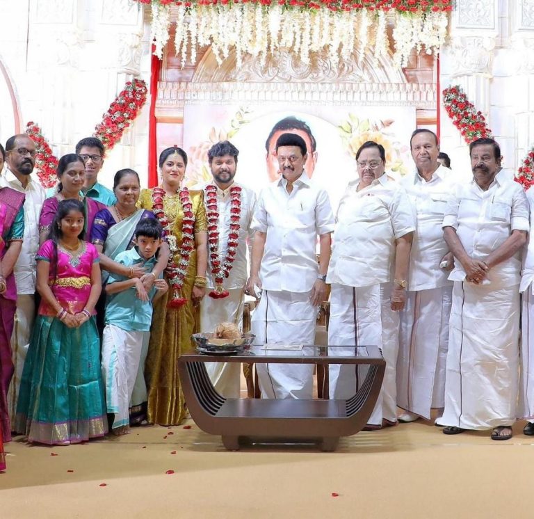 ‘நடுவுல கொஞ்சம் பக்கத்த காணோம்’ ராஜ்குமாரின் திருமணத்தை நடத்தி வைத்து வாழ்த்திய தமிழக முதல்வர் மு. க. ஸ்டாலின்!