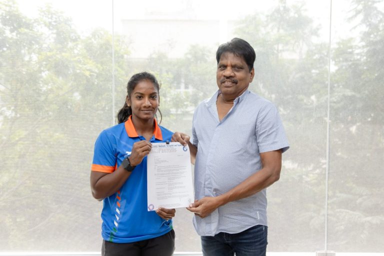 தஞ்சை மாவட்ட விளையாட்டு வீராங்கனை ரோஸி மீனாவின் சாதனைக்குப் பரிசாக அரசுப் பணி! சென்னை மாவட்ட மூத்தோர் தடகளச் சங்கத்தின் தலைவர் செண்பக மூர்த்தியிடம் நேரில் வாழ்த்து!