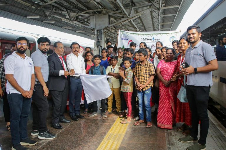 ரெய்ன்ட்ராப்ஸ் ஏற்பாட்டில், ஏழை எளிய மாணவர்களுடன் ‘ஜிங்கிள் பெல்ஸ்’ கிறிஸ்துமஸ் கொண்டாட்டம்!  வந்தே பாரத் ரயிலில் உற்சாகம்.