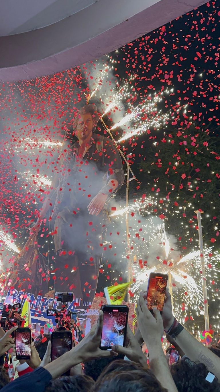 ‘டங்கி’ படத்தின் முதல் நாள் முதல் காட்சியில்  ஷாருக்கான் ரசிகர்கள் பட்டாசு, மேளதாளத்துடன் அமர்க்கள ஆரவாரம்!