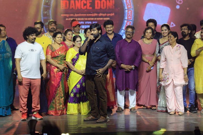 விஜய் சேதுபதி, இயக்குநர் கேஎஸ். ரவிக்குமார் பங்கேற்று, தமிழ் திரையுலக நடனக் கலைஞர்களை கௌரவித்த ‘டான்ஸ் டான்.’