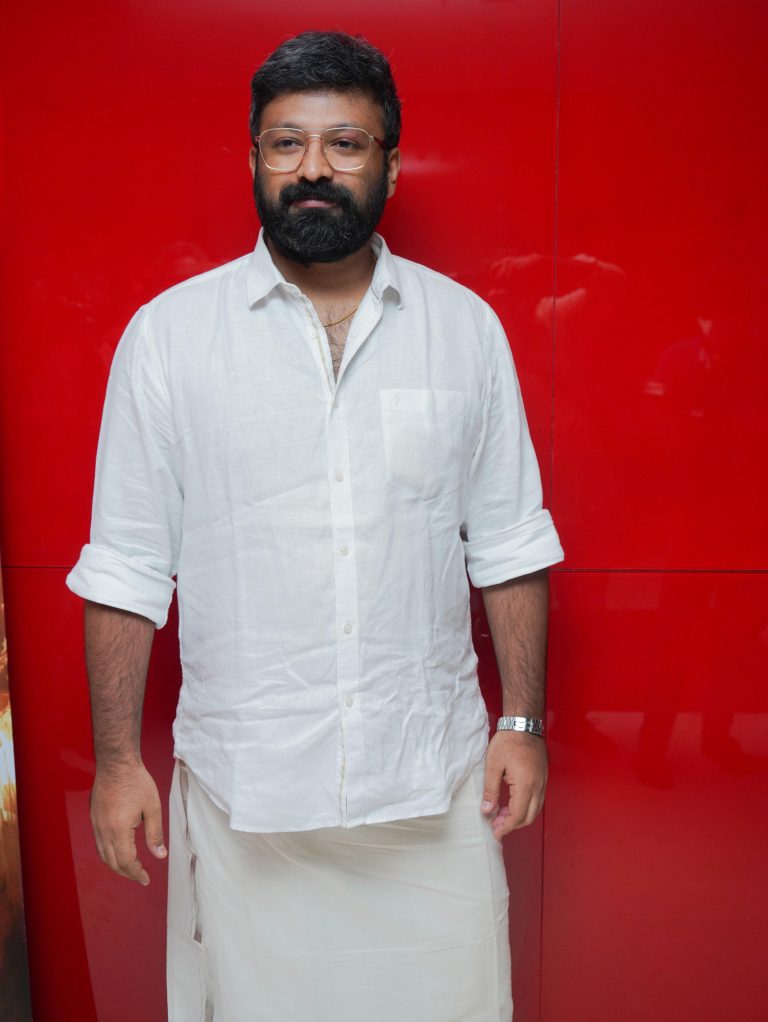 மாஸ் ஹீரோக்களின் படங்களுக்கு இசையமைத்துக் கொண்டிருக்கும் மனம் மயக்கும் பாடல்களுக்கு சொந்தக்காரர் திபு நினன் தாமஸ்!