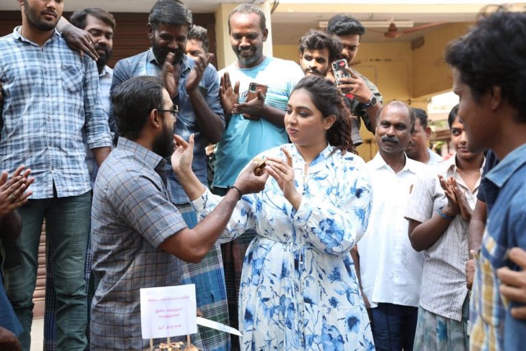 சிறுதானிய கேக் வெட்டி பிறந்தநாளை முன்னுதாரணமாக்கிய நடிகர் ஆரி! வழக்கமான கேக் கேன்சர் உருவாக்கும் என்று பேச்சு.