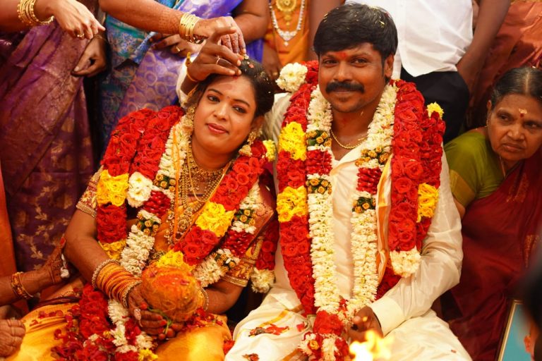 உற்சாகமாக நடந்த ‘என்னங்க சார் உங்க சட்டம்’ பட இயக்குநர் பிரபு ஜெயராம் – தீபா திருமணம்! திரைப் பிரபலங்கள் நேரில் வாழ்த்து.