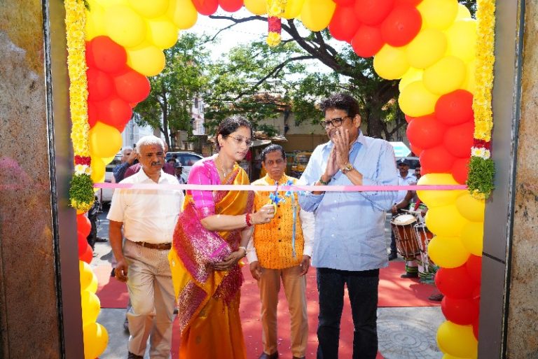 சென்னை சாலிகிராமத்தில் பத்மம் உணவகத்தை திறந்து வைத்து வாழ்த்திய இயக்குநர் கே.எஸ்.ரவிக்குமார்!