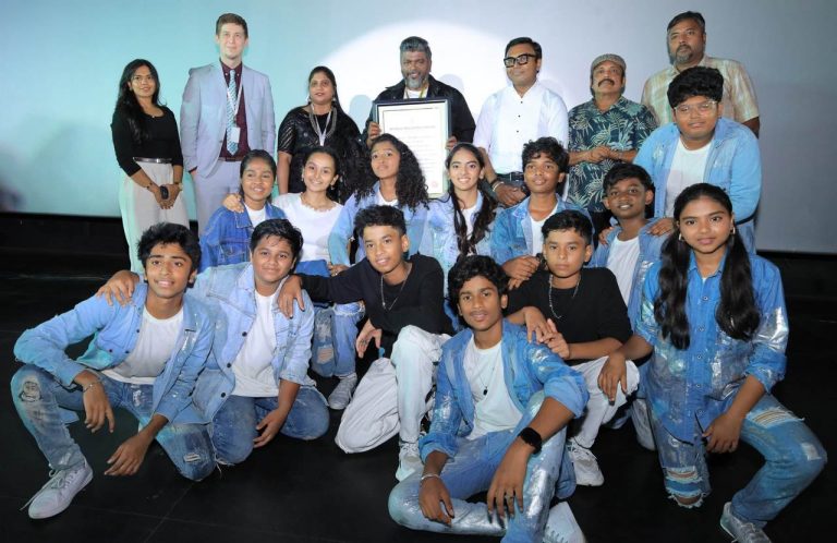 டீன்ஸ் படத்தின் டிரெய்லர் வெளியீட்டு விழாவை புதுமையாக நடத்தி உலக சாதனை படைத்த பார்த்திபன்!