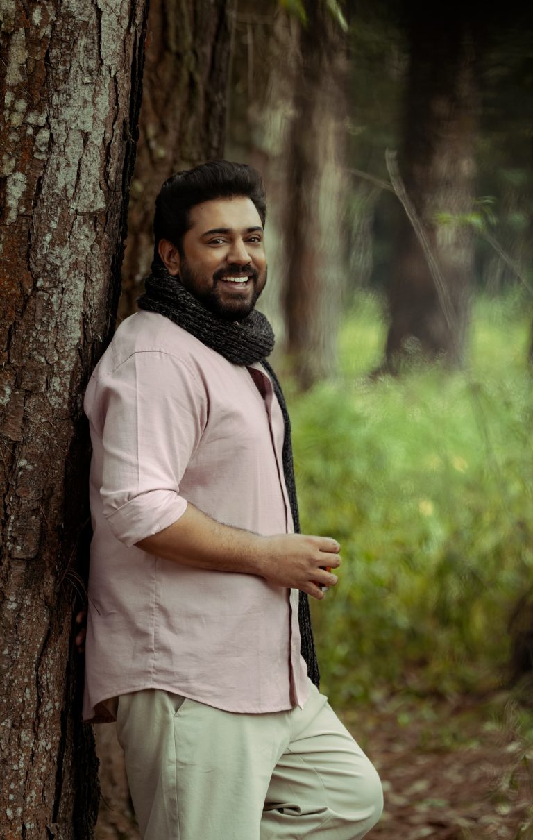 தனித்துவமான நடிப்பின் மூலம் ‘வர்ஷங்களுக்கு சேஷம்’ படத்தில் கவனத்தைக் கவரும் நிவின் பாலி!