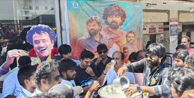 கட்டீஸ் கேங் படக்குழுவினரால் கெளரவிக்கப்பட்ட ரஜினி ரசிகர்கள்! ஆட்டோ ஓட்டுநர்களுக்கு சீருடை வழங்கி அசத்தல்.