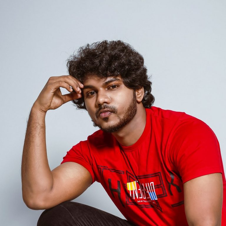 வெள்ளிவிழா நாயகன் மோகன் நடிக்கும் ‘ஹரா’வில் நடிப்புப் பயணத்தைத் துவங்கும் சந்தோஷ் பிரபாகர்!