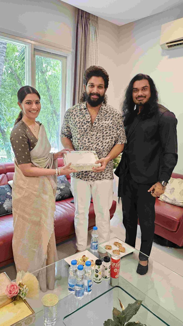 நடிகர் அல்லு அர்ஜூனுக்கு திருமண அழைப்பிதழை வழங்கிய வரலட்சுமி சரத்குமார்!