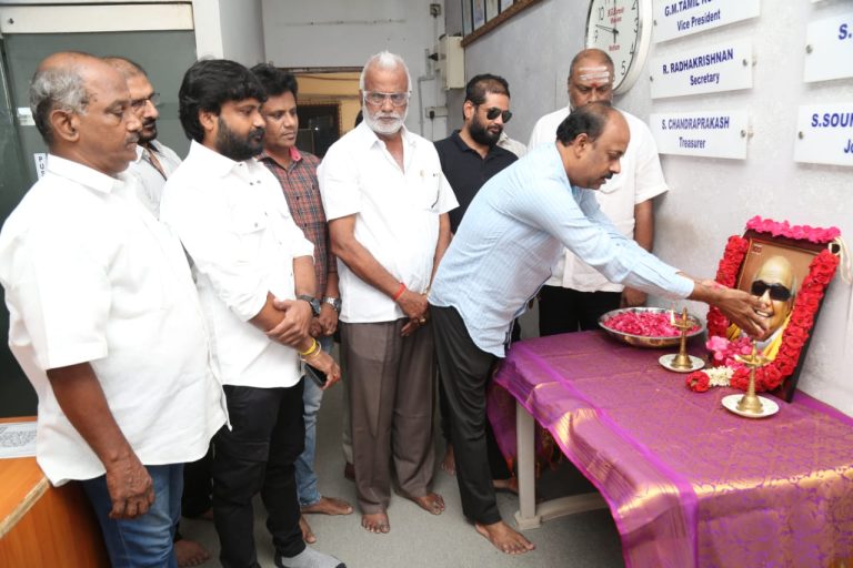 முத்தமிழறிஞர் கலைஞரின் 101-வது பிறந்த நாள்… தமிழ் திரைப்பட தயாரிப்பாளர்கள் சங்கத்தில் நிர்வாகிகள் இணைந்து மரியாதை!