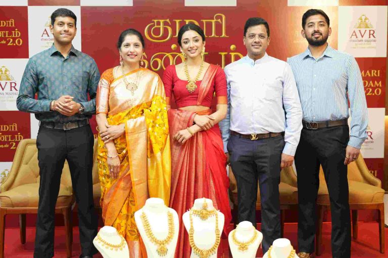 ‘குமரிக்கண்டம் 2.0’ கலெச்சனை ஏ.வி.ஆர்.ஸ்வர்ண மஹாலில் அறிமுகப்படுத்திய நடிகை ப்ரீத்தி முகுந்தன்!