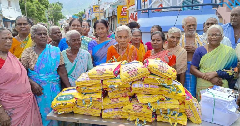 தளபதி விஜய் பிறந்தநாளில் ஏழை எளியோருக்கு ஆடுகளும் அரிசியும் வழங்கிய படத் தயாரிப்பாளர் பி டி செல்வகுமார்!