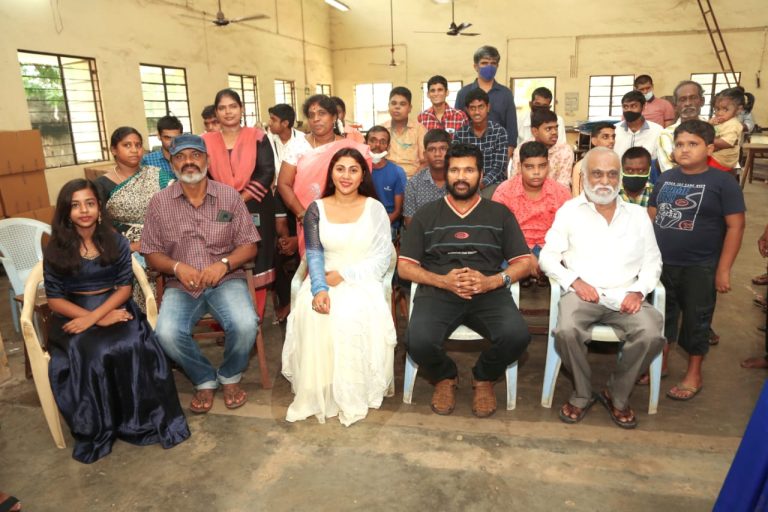 மனநலம் குன்றிய குழந்தைகளுடன் படப்பிடிப்பு நிறைவைக் கொண்டாடிய இறுதி முயற்சி படக்குழு!