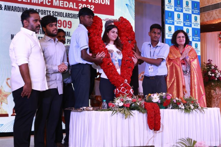 ஒலிம்பிக் துப்பாக்கி சுடுதல் போட்டியில் பதக்கங்கள் வென்ற மனு பகார்க்கருக்கு உற்சாக வரவேற்பு தந்த சென்னை வேலம்மாள் பள்ளி!