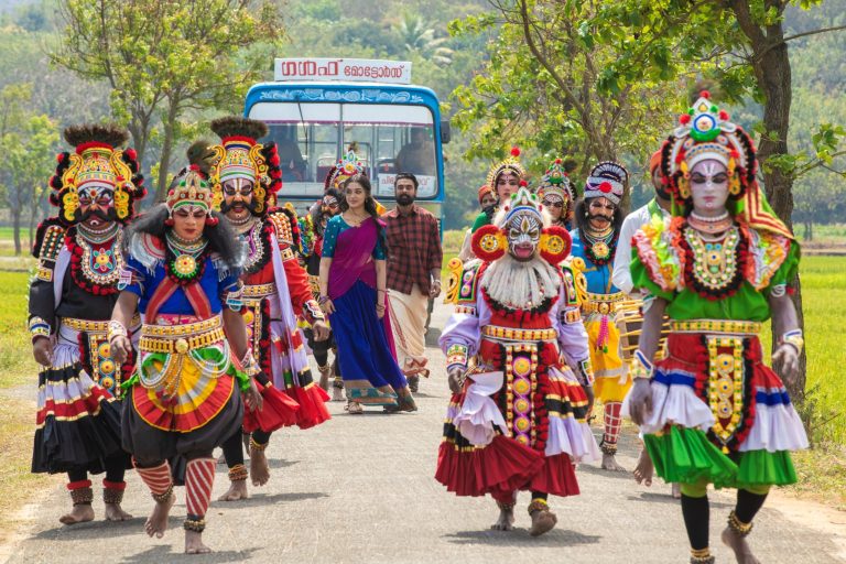 டோவினோ தாமஸின் ஏஆர்எம் பட டிரெய்லரில் அணிவகுக்கும் ஆச்சரியங்கள்!