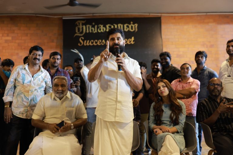 சீயான் விக்ரம் ‘தங்கலான்’ படக்குழுவினருக்கு வைத்த விருந்து!