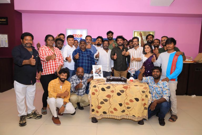 மக்களோடு இணைந்து கேக் வெட்டி கொண்டாட்டம்… போகுமிடம் வெகு தூரமில்லை படக்குழு அசத்தல்!