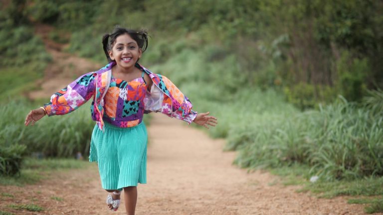 ‘எங்க அப்பா’ இசை ஆல்பம் மூலம் பேபி ஷாலினி போல் கலையுலகில் நுழையும் லக்‌ஷனா ரிஷி!