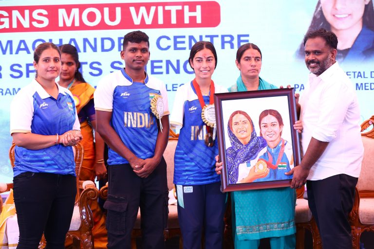 பாரா ஒலிம்பிக் பதக்கம் வென்ற ஷீத்தல் தேவி, மாரியப்பன் தங்கவேலுவை கெளரவித்த வேலம்மாள் கல்விக்குழுமம்! 