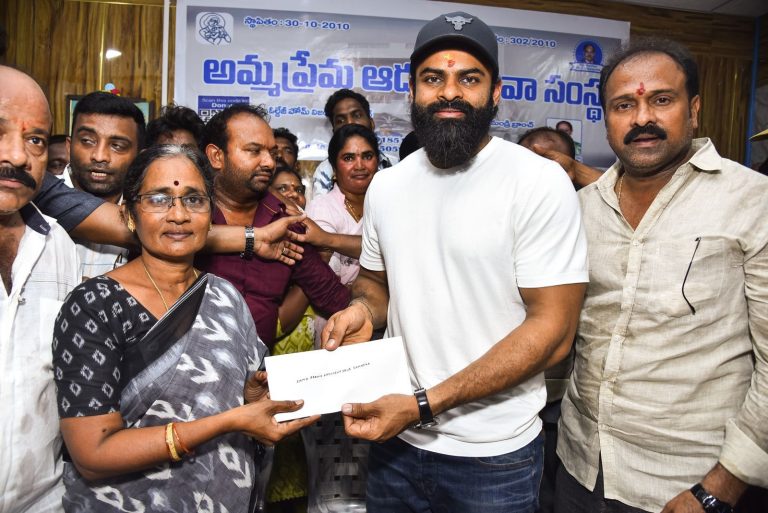 அம்மா ஆதரவற்றோர் இல்லத்துக்கு நேரில் சென்று நன்கொடை வழங்கி, ஆசி பெற்ற சாய் துர்கா தேஜ்!