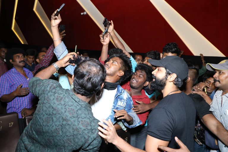 ரசிகர்கள் ஏற்பாட்டில் நடிகர் துருவ் விக்ரமின் பிறந்தநாள் கொண்டாட்டம்.. கேக் வெட்டி, செல்பியெடுத்து உற்சாகம்!