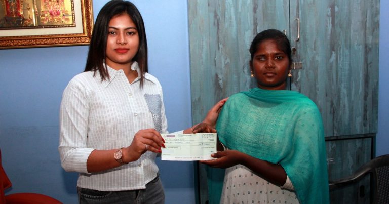 இனிப்பு, பழங்களோடு காசோலை… பார்வையற்ற பெண்ணுக்கு உதவிய நடிகை பிரியதர்ஷினி!