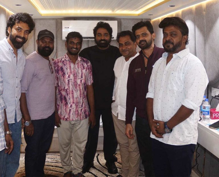 ‘ஒன்ஸ் அப்பான் எ டைம் இன் மெட்ராஸ்’ படக்குழுவினரை நேரில் அழைத்து பாராட்டிய மக்கள் செல்வன் விஜய் சேதுபதி!