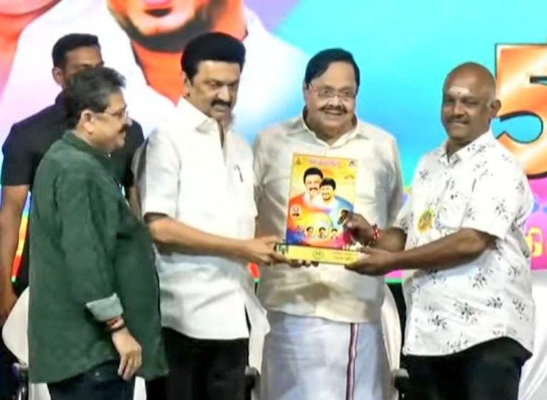 எஸ்.வி. சேகரின் நாடகப் பிரியா மக்கள் தொடர்பாளர்களுக்கு தமிழ்நாடு முதலமைச்சர் வழங்கிய நினைவுப் பரிசு!