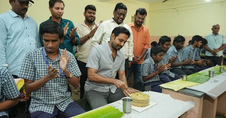  பிறந்தநாளில், பார்வைத்திறன் குன்றியவர்களுக்கு விருந்து பரிமாறி தன் படத்தின் தலைப்பை வெளியிட்ட ஆரி அர்ஜூனன்! 