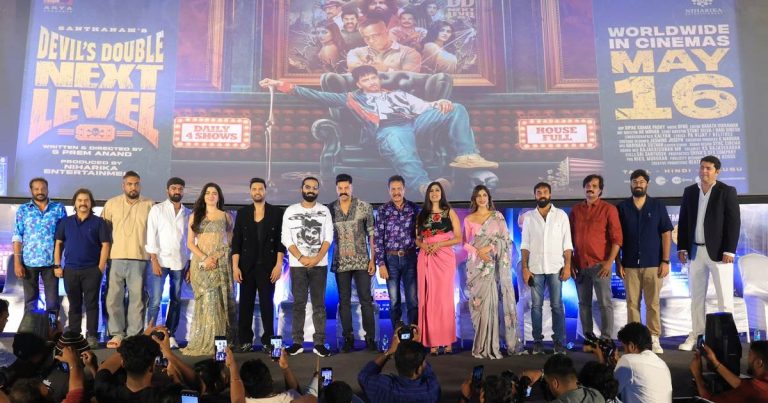 ஒவ்வொரு படத்திலும் ரசிகர்களுக்கு வித்தியாசமாக ஏதாவது ஒன்றை வழங்க வேண்டும் என கடுமையாக உழைக்கிறார்! – ‘டெவில்ஸ் டபுள் நெக்ஸ்ட் லெவல்’ படத்தின் முன் வெளியிட்டு விழாவில் சந்தானத்தை புகழ்ந்த சிலம்பரசன் டி ஆர்