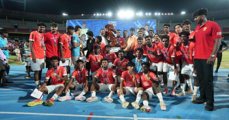 இளம் கால்பந்து வீரர்களை ஊக்குவிக்க நடந்த Turf Town போர்க்களம் சீசன் 3’யில் லயோலா கல்லூரி அணி வெற்றி!