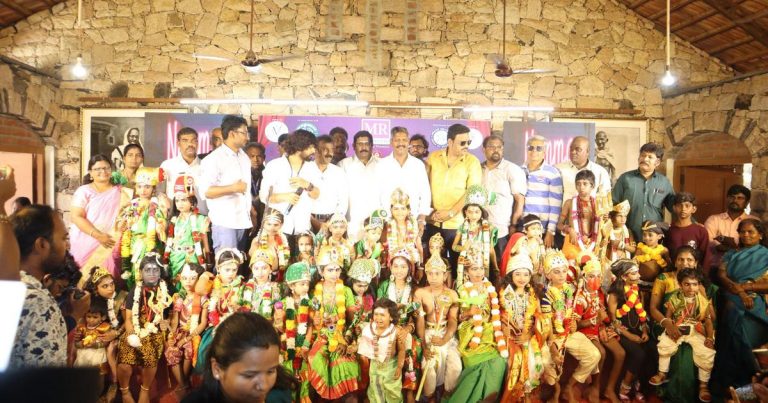 மதுரை காந்தி மியூசிய வளாகத்தில் நடிகர் விஜய்விஷ்வா ஒருங்கிணைத்து நடத்திய ‘சித்திரை ஆடை அலங்கார திருவிழா’ கிராண்ட் புக் ஆஃப் யூனிவர்ஸ் ரெக்கார்ட் உலக சாதனையாக அங்கீகாரம் பெற்றது! 