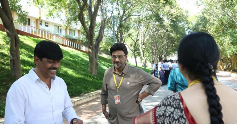 ஊரார் பிரச்சனைகளைத் தீர்ப்பவரை சுற்றும் பிரச்சனைகள்… வேதாத்ரி மகரிஷியின் மனவளக் கலையால் சூழும் மகிழ்ச்சி… கே பாக்யராஜ் நடிக்கும் ‘ஆனந்த வாழ்க்கை’ படத்தில் அணிவகுக்கும் சுவாரஸ்யங்கள்!