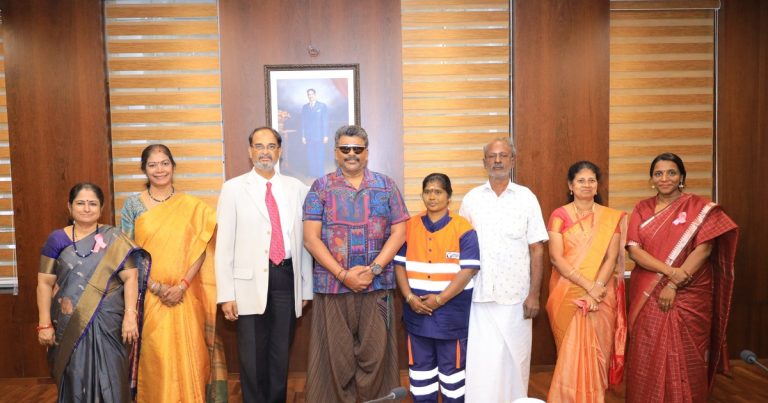 45 சவரன் தங்க நகைகளை காவல் துறையிடம் ஒப்படைத்த பத்மாவிற்கு புதிய காலணிகள் அணிவித்து காலில் விழுந்து ஆசி வாங்கி மாணவிகள் முன்னிலையில் புடவை வழங்கிய பார்த்திபன்!